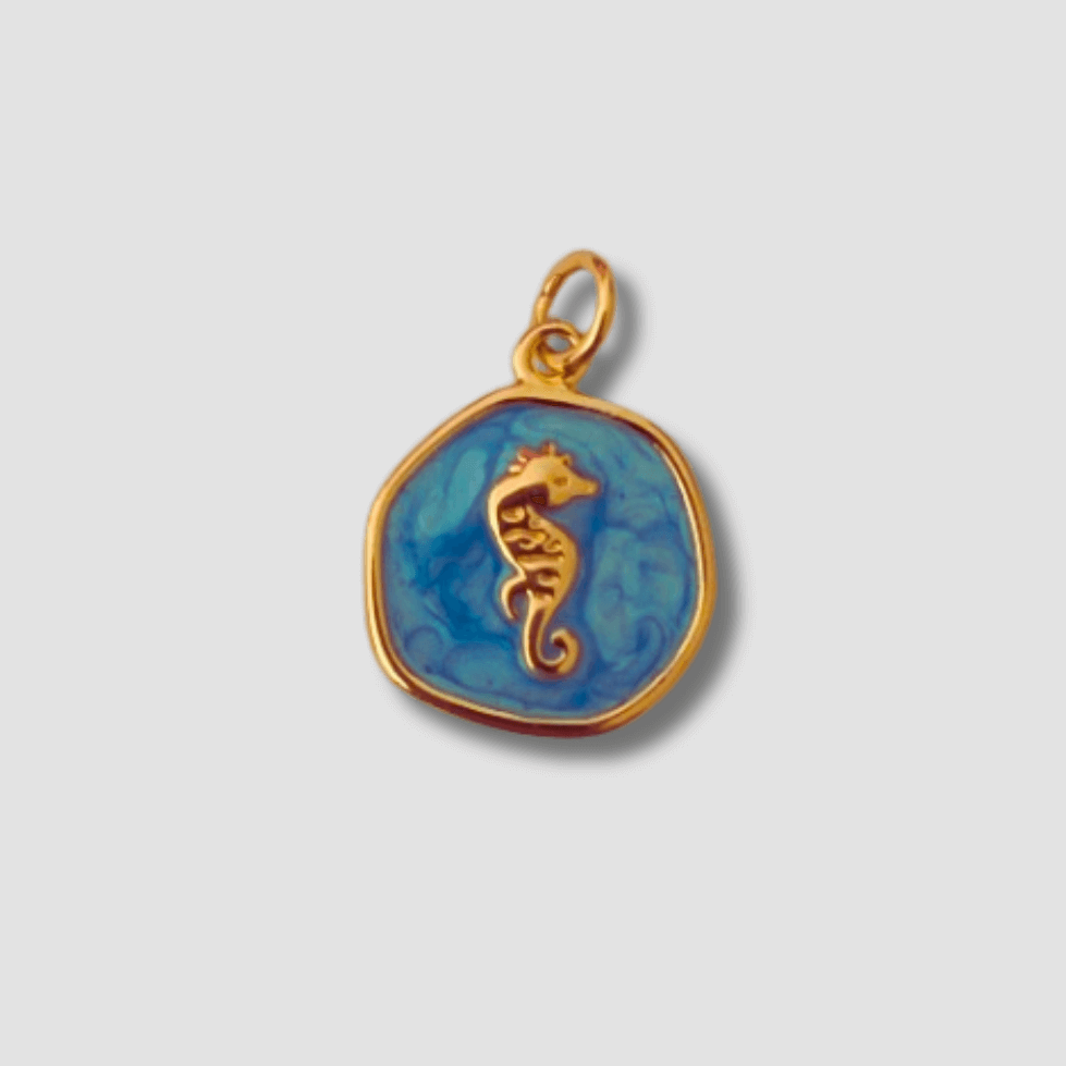 ¡Lleva la magia del mar contigo! Este colgante de caballito de mar es una hermosa invocación a la naturaleza marina y te trae buenas vibras. Hecho con detalle y cuidado, es el complemento perfecto para cualquier atuendo.