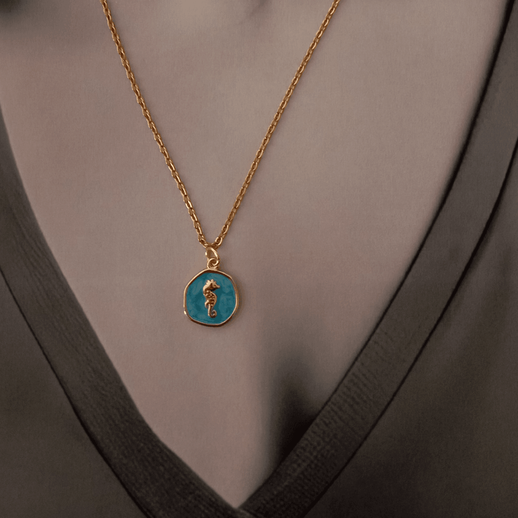 ¡Lleva la magia del mar contigo! Este colgante de caballito de mar es una hermosa invocación a la naturaleza marina y te trae buenas vibras. Hecho con detalle y cuidado, es el complemento perfecto para cualquier atuendo.