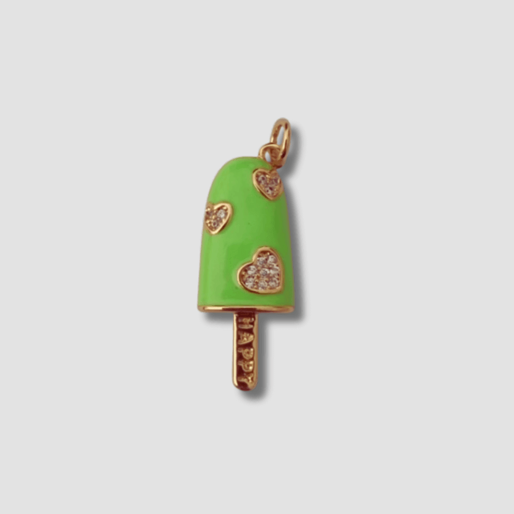 Este colgante con forma de paleta de helado en color verde, con pequeños corazones y cristales, es una pieza divertida que aporta ternura y delicadeza. Destaca y expresa tu estilo o con este colgante. ¡Luce audaz con este accesorio en cualquier atuendo!
