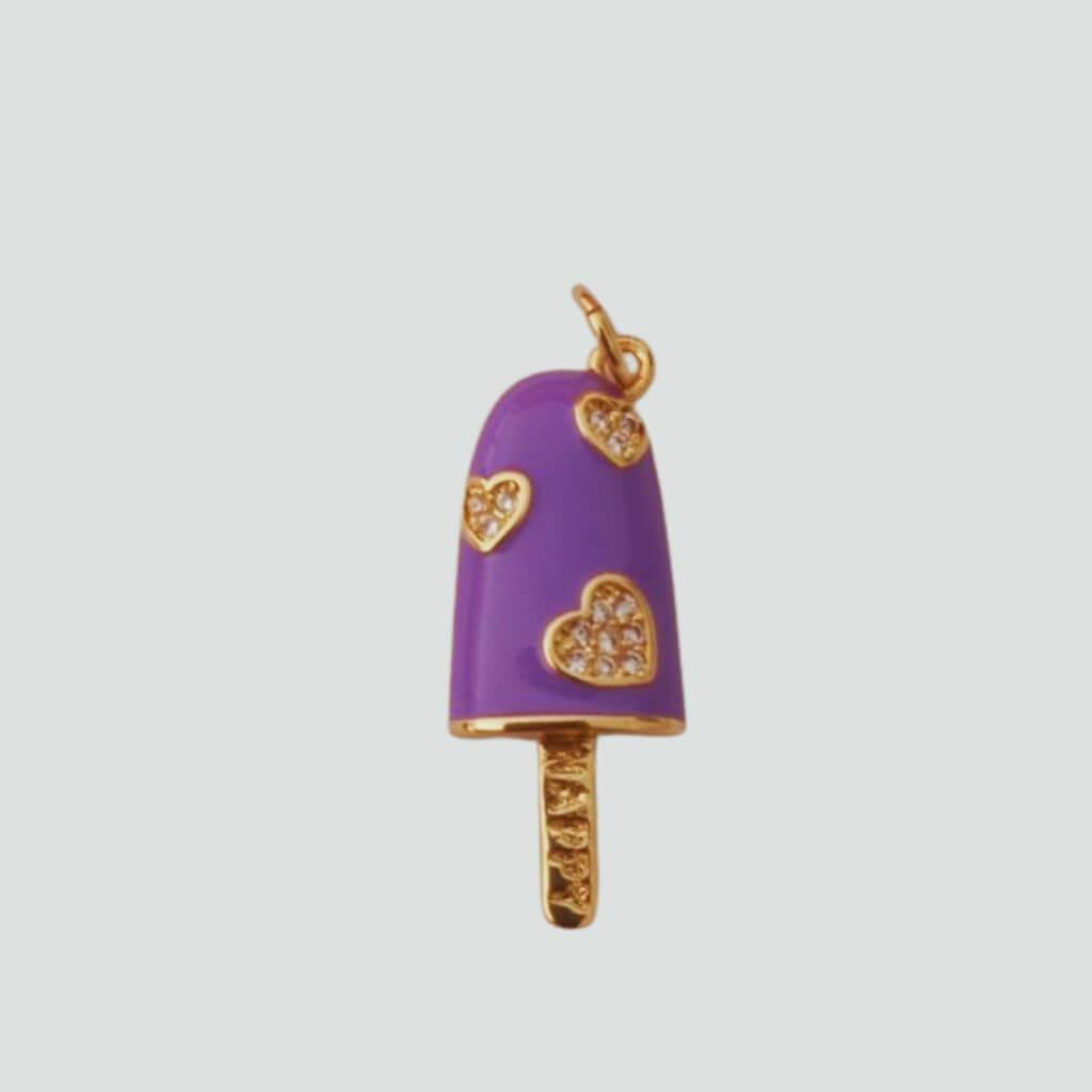 Colgante en forma de paleta de helado de color violeta y corazones chispeado de cristales es el accesorio perfecto para cualquier amante de la moda y la dulzura. Hecho con materiales de alta calidad. Es una pieza elegante y exclusiva que seguramente llamará la atención. Añade un toque de diversión y estilo simple y clásico a cualquier atuendo con este encantador colgante.
