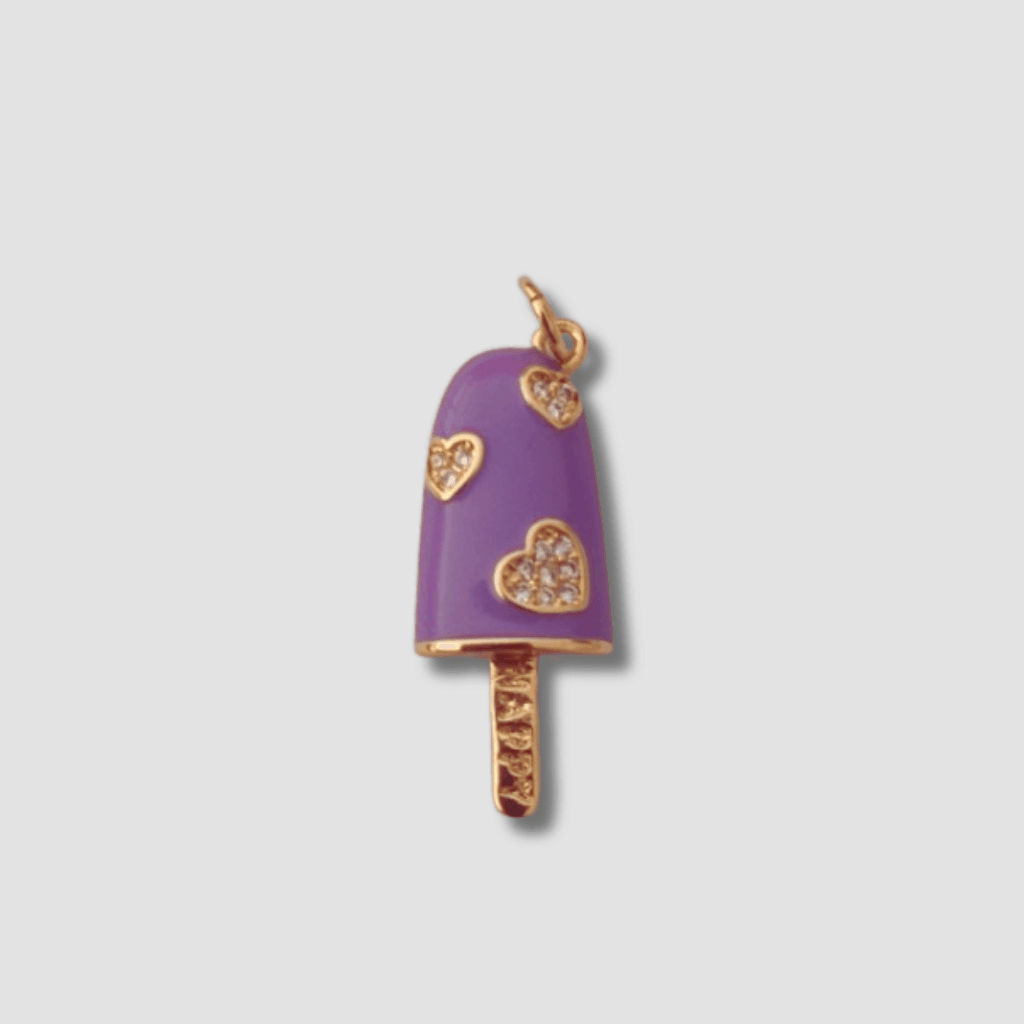 Colgante en forma de paleta de helado de color violeta y corazones chispeado de cristales es el accesorio perfecto para cualquier amante de la moda y la dulzura. Hecho con materiales de alta calidad. Es una pieza elegante y exclusiva que seguramente llamará la atención. Añade un toque de diversión y estilo simple y clásico a cualquier atuendo con este encantador colgante.