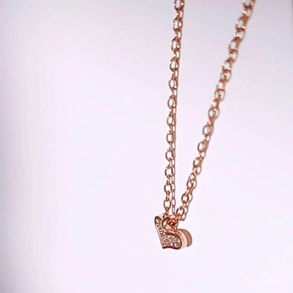 Collar acero oro colgante corazon con mini cristales hhedderich.com Luce radiante con nuestro collar de acero oro y colgante corazón! Con mini cristales que agregan brillo y elegancia. Perfecto para añadir un toque de diversión a cualquier atuendo. ¡Haz que tus amigos se pongan celosos con este collar!