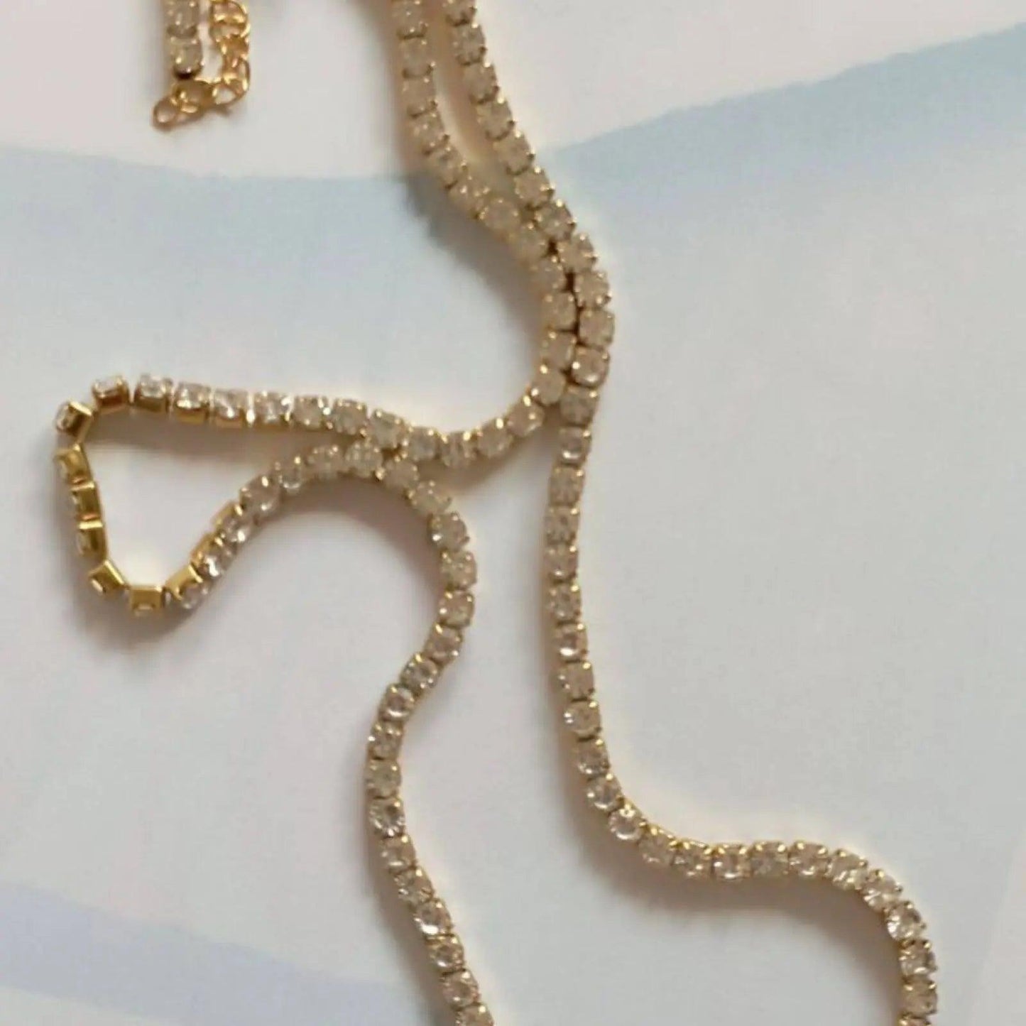 COLLAR BRIGITTE hhedderich.com Collar acero inoxidable oro. Luce espléndida con el collar Brigitte de acero inoxidable con baño de oro de 14K. Sus 43 cm de fino tamaño con extensor de 6 cm y su elegante grosor de 3 mm, combinan con su detalle de piedras brillantes para dar un brillo incomparable a tus mejores ocasiones.