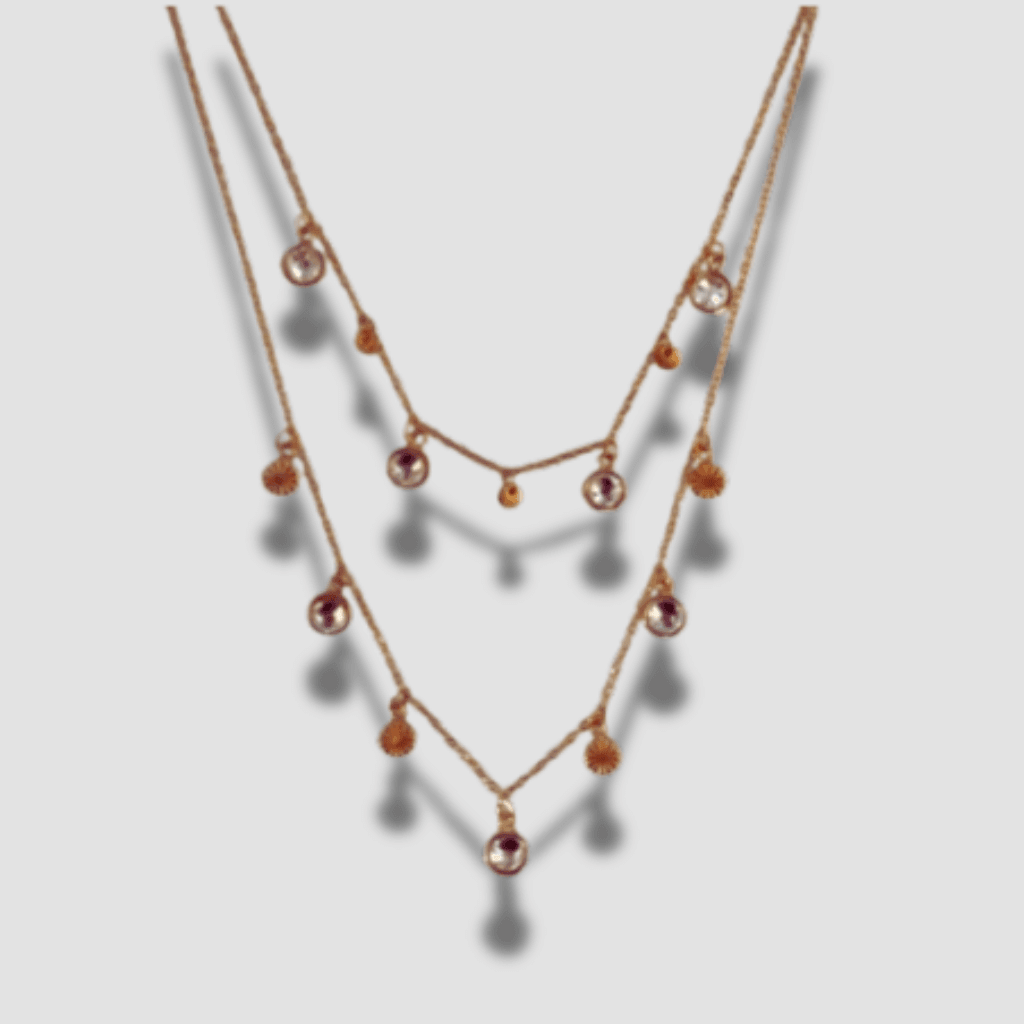 Si buscas un collar fino y elegante, el collar de cadenas y mini colgantes sol y brillantes será tu próxima obsesión. Diseñado con mini colgantes de circonitas y mini soles con doble cadena será tu obsesión. Este delicado collar se apuntará a todos tus planes.