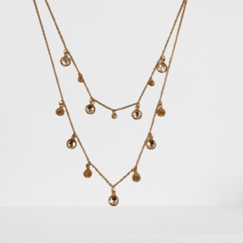 Si buscas un collar fino y elegante, el collar de cadenas y mini colgantes sol y brillantes será tu próxima obsesión. Diseñado con mini colgantes de circonitas y mini soles con doble cadena será tu obsesión. Este delicado collar se apuntará a todos tus planes.