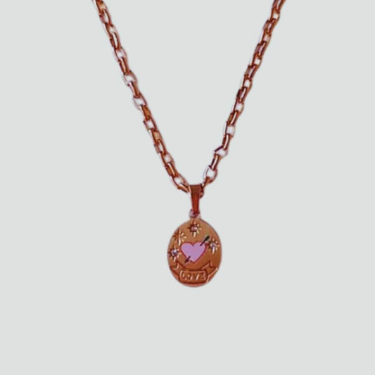 Este collar Corazón Rose Gold es una pieza elegante y sofisticada. Cuenta con un colgante en forma de medalla grabado con un corazón rosa y una flecha, adornado con pequeños brillantes. Con este collar, podrás lucir un look único y femenino.
