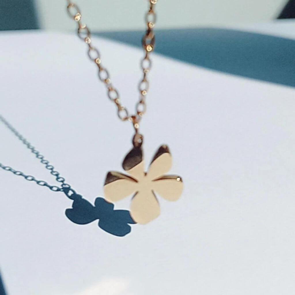 Collar Flor Petalos Acero Baño Oro El Collar Flor Pétalos Acero Baño Oro es una joya elegante y duradera, con un acabado en baño de oro que le da un brillo especial. Hecho de acero inoxidable, este collar tiene un extensor de 6 cm para un jugar con el largo y colgante en forma de flor.