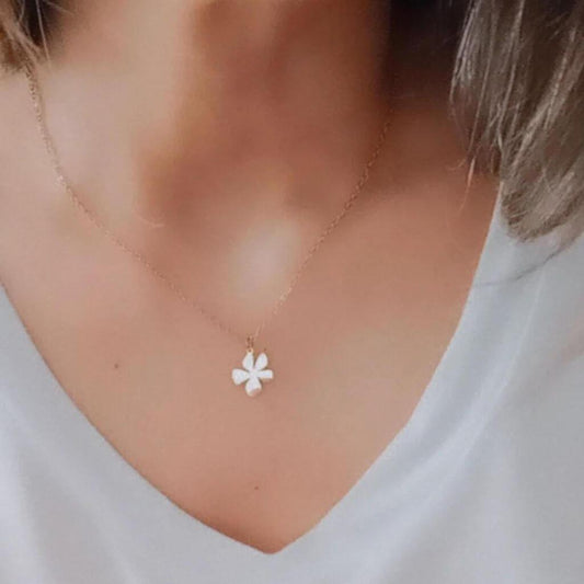 Collar Flor Petalos Acero Baño Oro El Collar Flor Pétalos Acero Baño Oro es una joya elegante y duradera, con un acabado en baño de oro que le da un brillo especial. Hecho de acero inoxidable, este collar tiene un extensor de 6 cm para un jugar con el largo y colgante en forma de flor.