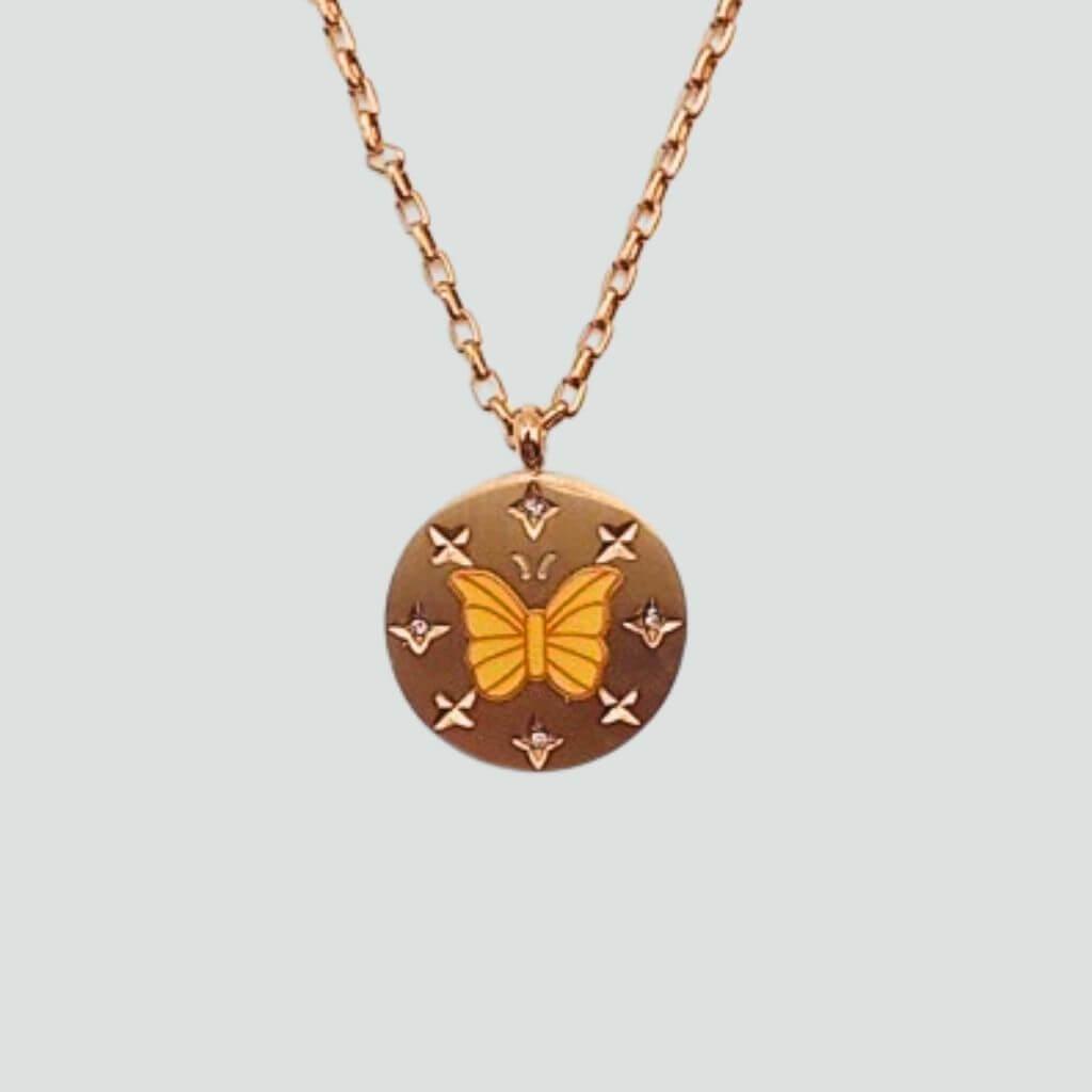 El Collar Mariposa Acero Oro es el accesorio perfecto para los amantes de las mariposas. Con circonitas brillantes y una mariposa en tonos pasteles, este collar agrega un toque de elegancia y feminidad a cualquier atuendo. Hecho en acero inoxidable y baño de oro de alta calidad, ¡será tu nuevo collar favorito!