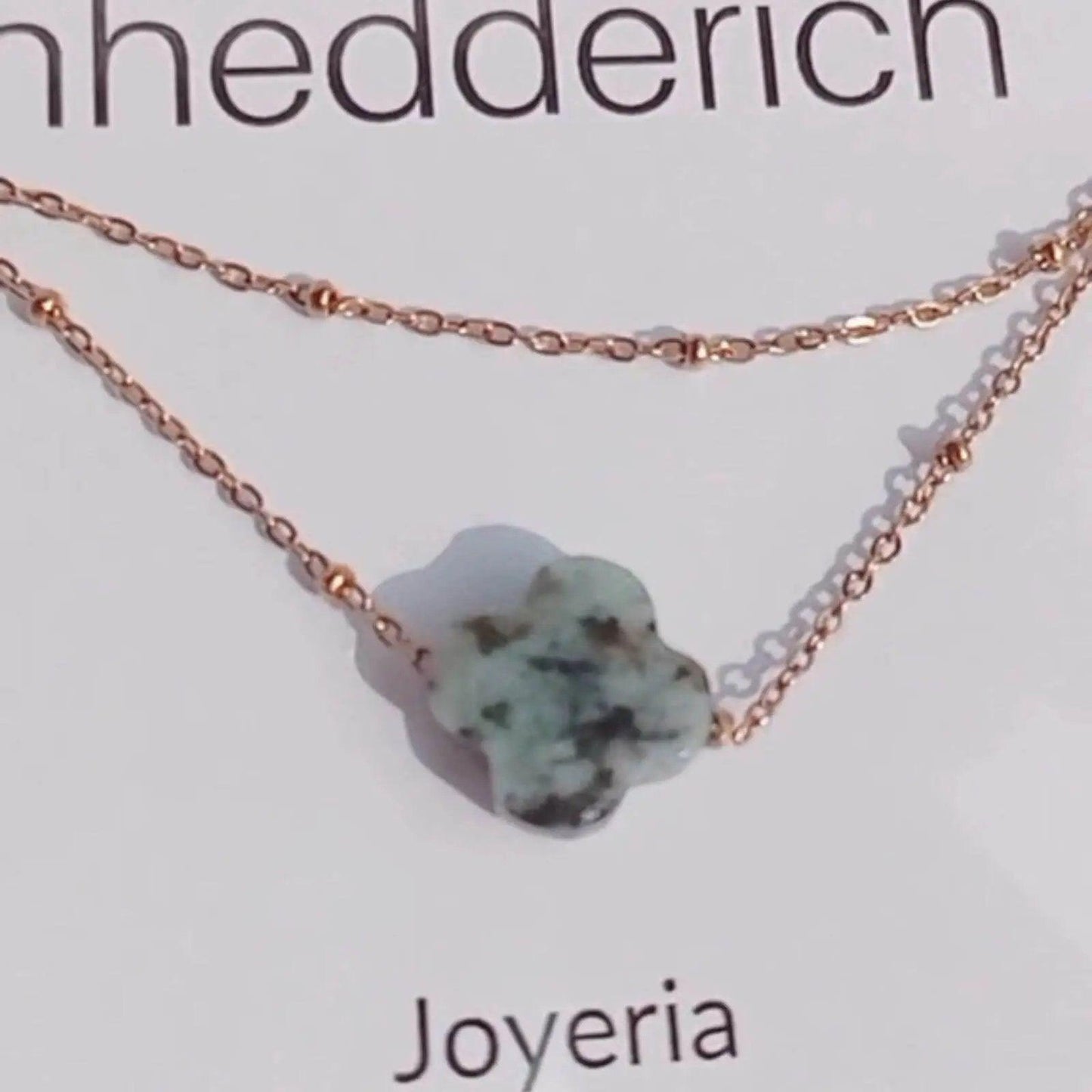 ¡Expresa tu estilo único y resistente con el collar PIEDRA TREBOL! Diseñado con una piedra en forma de trébol de acero inoxidable, este collar es una excelente opción para complementar tu look. ¡Haz una declaración de moda con este collar elegante y duradero!