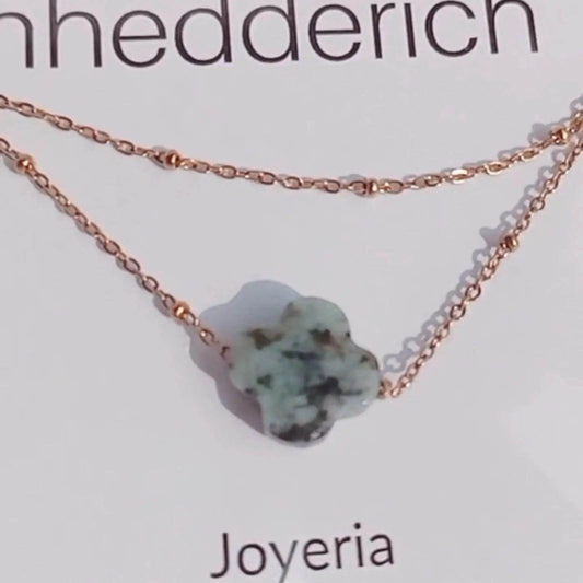 ¡Expresa tu estilo único y resistente con el collar PIEDRA TREBOL! Diseñado con una piedra en forma de trébol de acero inoxidable, este collar es una excelente opción para complementar tu look. ¡Haz una declaración de moda con este collar elegante y duradero!