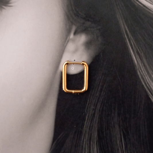 Mujer vistiendo Pendientes aro Rectangulares cierre clip dorado