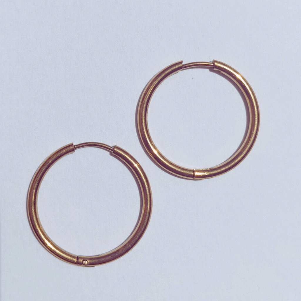 Imagen Pendientes de aro dorado en fondo blanco 2