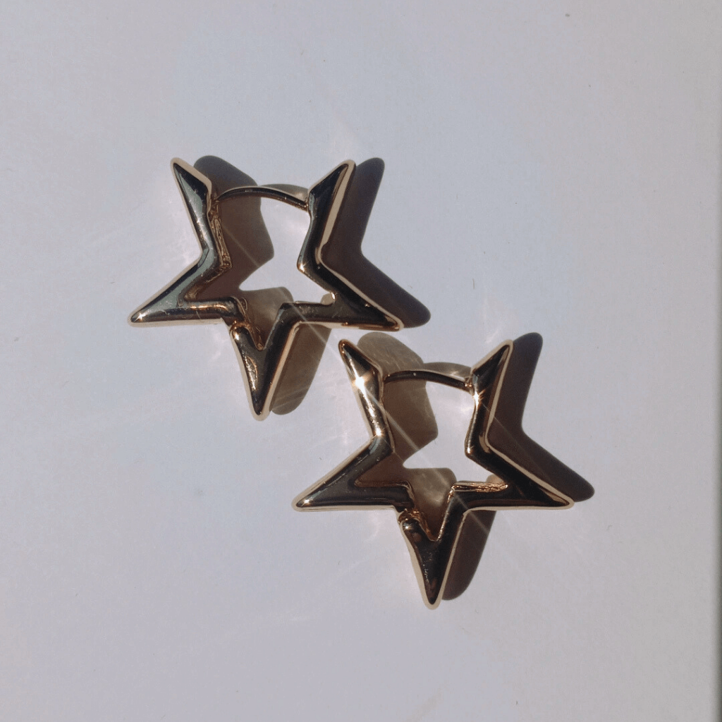 Pendientes aro forma estrella punk fondo blanco