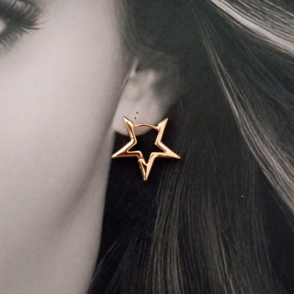 Mujer con Pendientes aro forma estrella punk