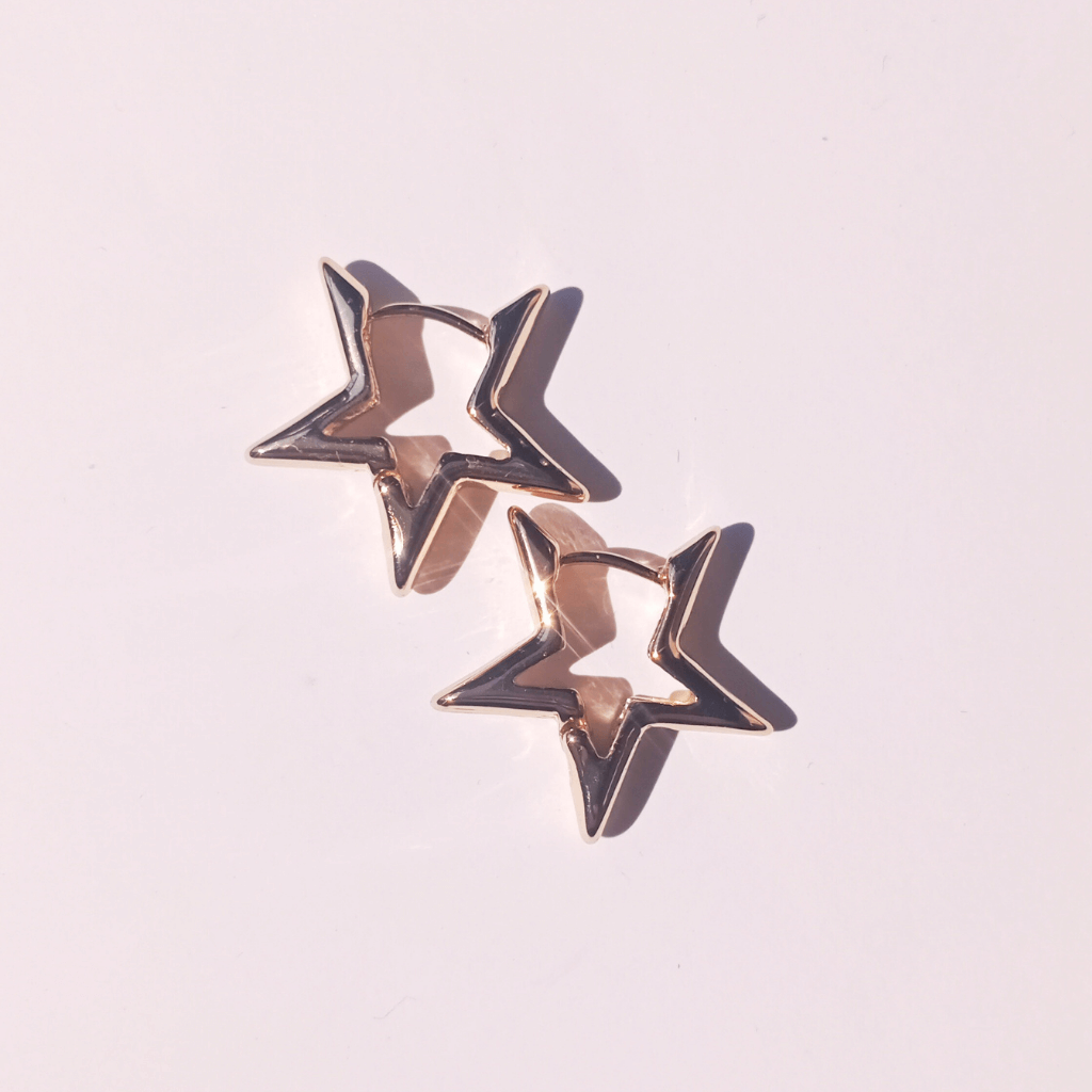 Pendientes aro forma estrella punk fondo rosa