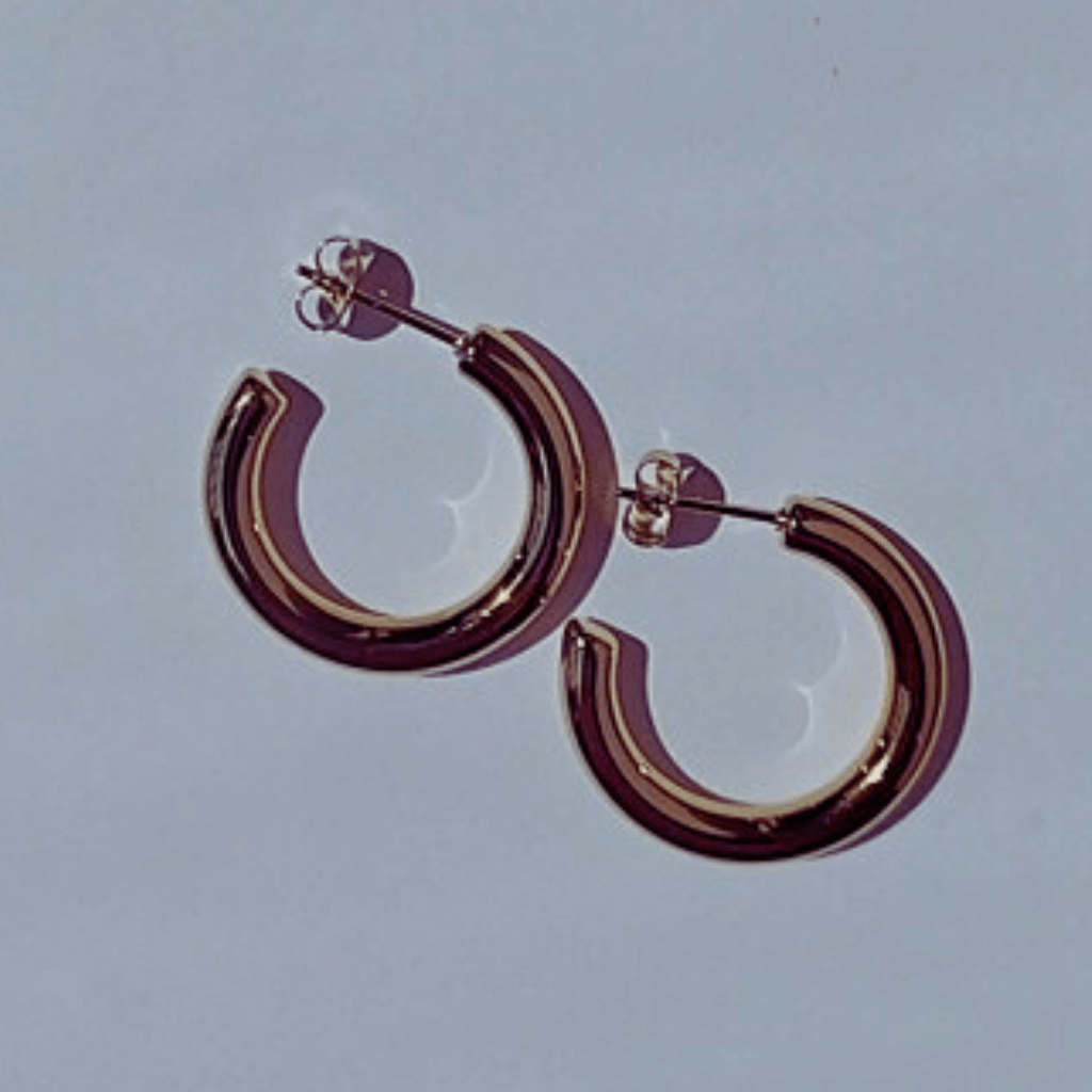 Imagen de pendientes de aro forma C gruesos en fondo blanco