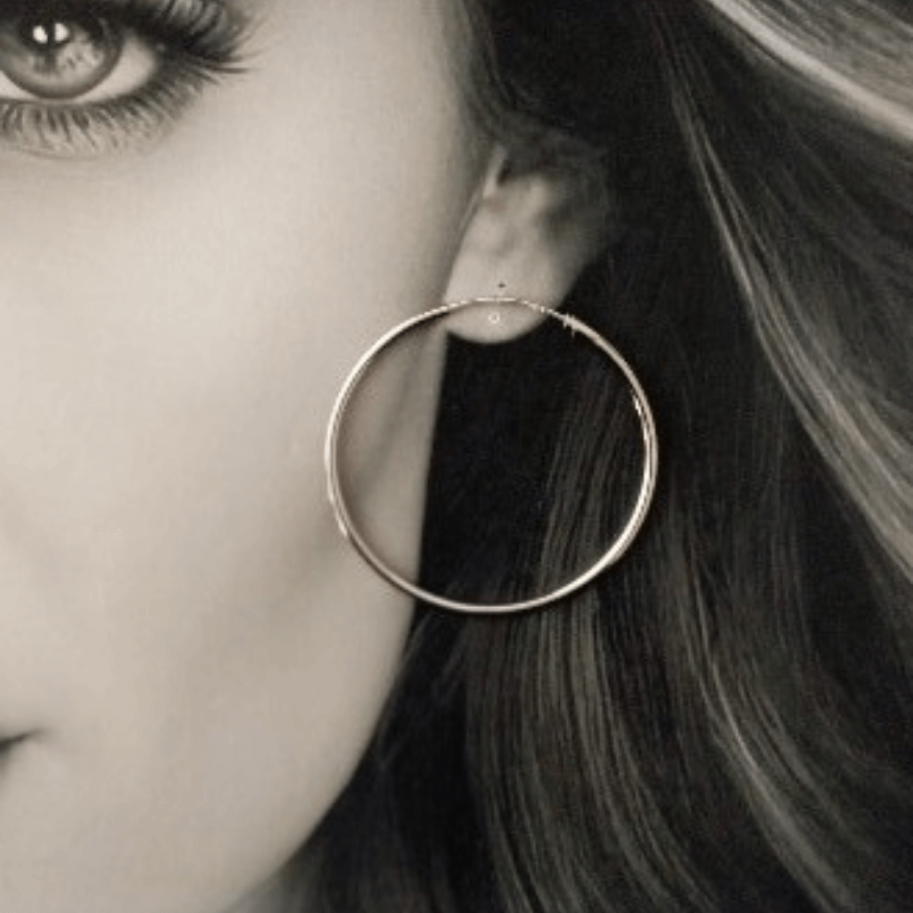 Imagen mujer modelando Pendientes Aro Plateados