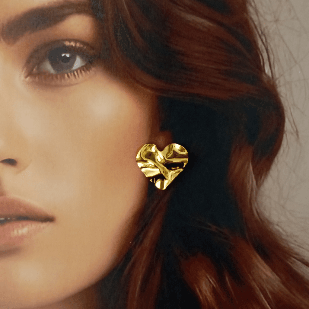 ¡Atrévete con estos pendientes en forma de corazón ondulados! Con superficie corrugada, están hechos de acero y bañados en oro de 18k, lo que los hace duraderos y modernos.