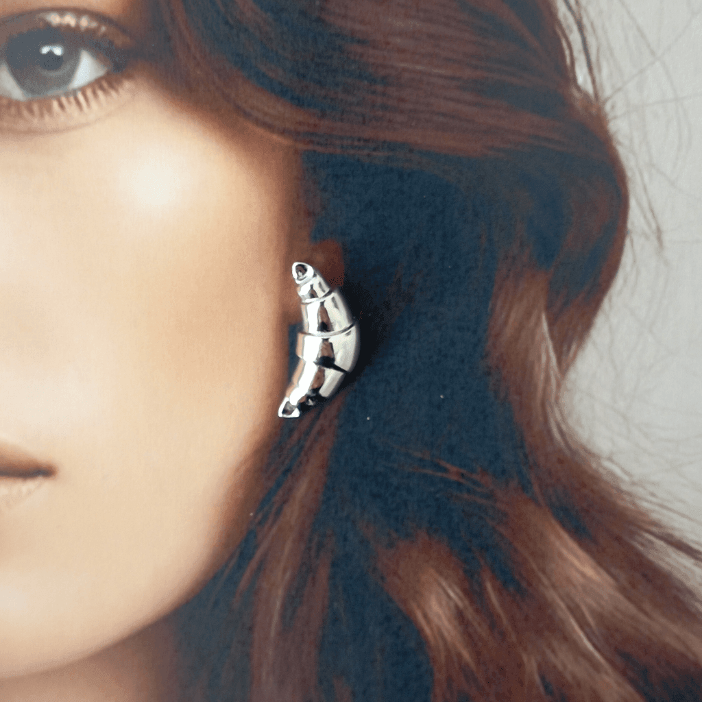 ¡Atrévete a lucir con estilo con nuestros pendientes Crosant Acero plateado! Están diseñados con un acabado brillante y duradero que te hará destacar en cualquier ocasión. Dale un toque de audacia a tu look con estos pendientes de acero. ¡Haz una declaración sin palabras!