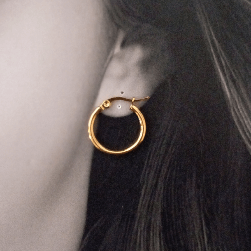 Modelo vistiendo Pendientes De Aro Hilo Fino Oro Acero de 2 cm de diámetro de hhedderich.com