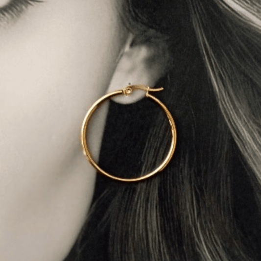 Mujer vistiendo unos Pendientes De Aro Hilo Fino Oro Acero 4cm