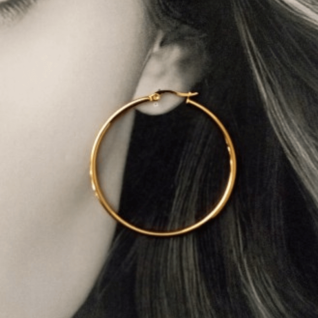 Imagen Mujer modelando Pendientes De Aro Hilo Fino Oro Acero 6cm