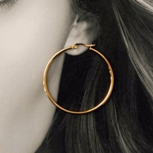 Imagen Mujer modelando Pendientes De Aro Hilo Fino Oro Acero 6cm