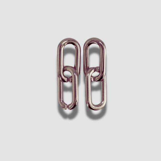 Añade un toque de brillo y elegancia a tus looks con nuestros pendientes eslabones link plateados. La tendencia más hot y perfecta para cualquier ocasión. ¡Completa tu outfit con estilo!