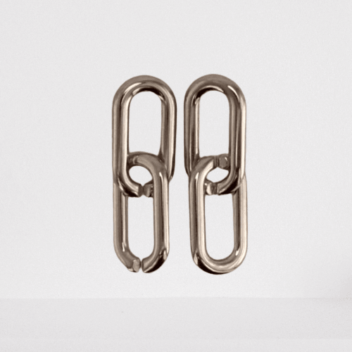 Añade un toque de brillo y elegancia a tus looks con nuestros pendientes eslabones link plateados. La tendencia más hot y perfecta para cualquier ocasión. ¡Completa tu outfit con estilo!