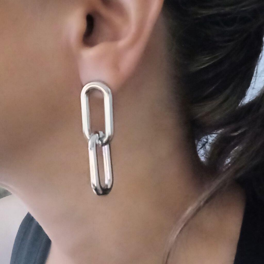 Añade un toque de brillo y elegancia a tus looks con nuestros pendientes eslabones link plateados. La tendencia más hot y perfecta para cualquier ocasión. ¡Completa tu outfit con estilo!