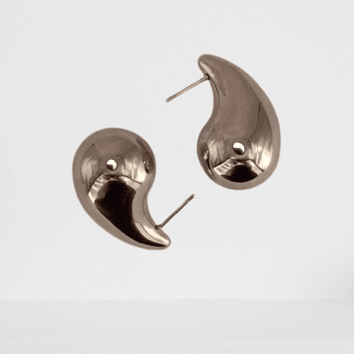 Estos Pendientes Gota de acero son perfectos para ti. Con su forma de gota de agua y su tamaño grande, te harán lucir elegante ya la moda. Y lo mejor de todo es que son ligeros y brillantes, ¡para que no te falte nada en tus accesorios!