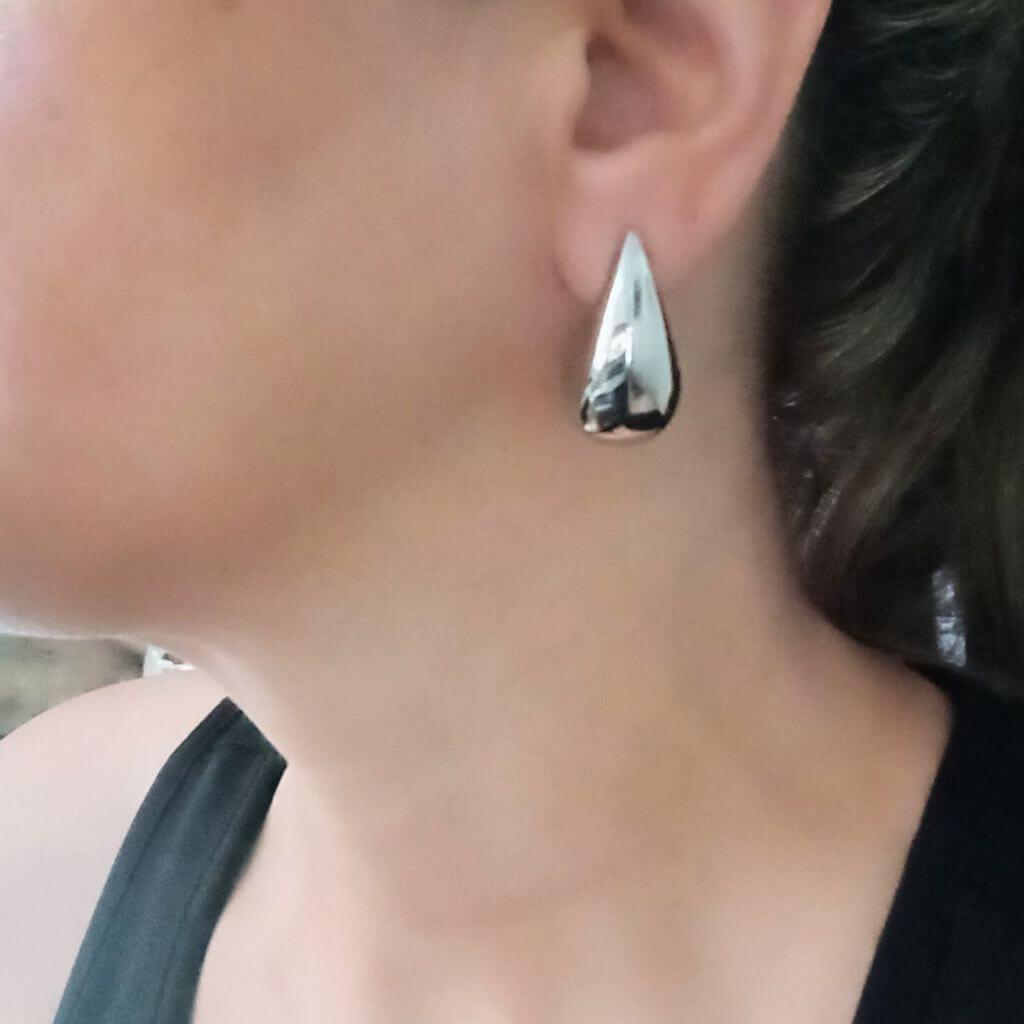 Estos Pendientes Gota de acero son perfectos para ti. Con su forma de gota de agua y su tamaño grande, te harán lucir elegante ya la moda. Y lo mejor de todo es que son ligeros y brillantes, ¡para que no te falte nada en tus accesorios!