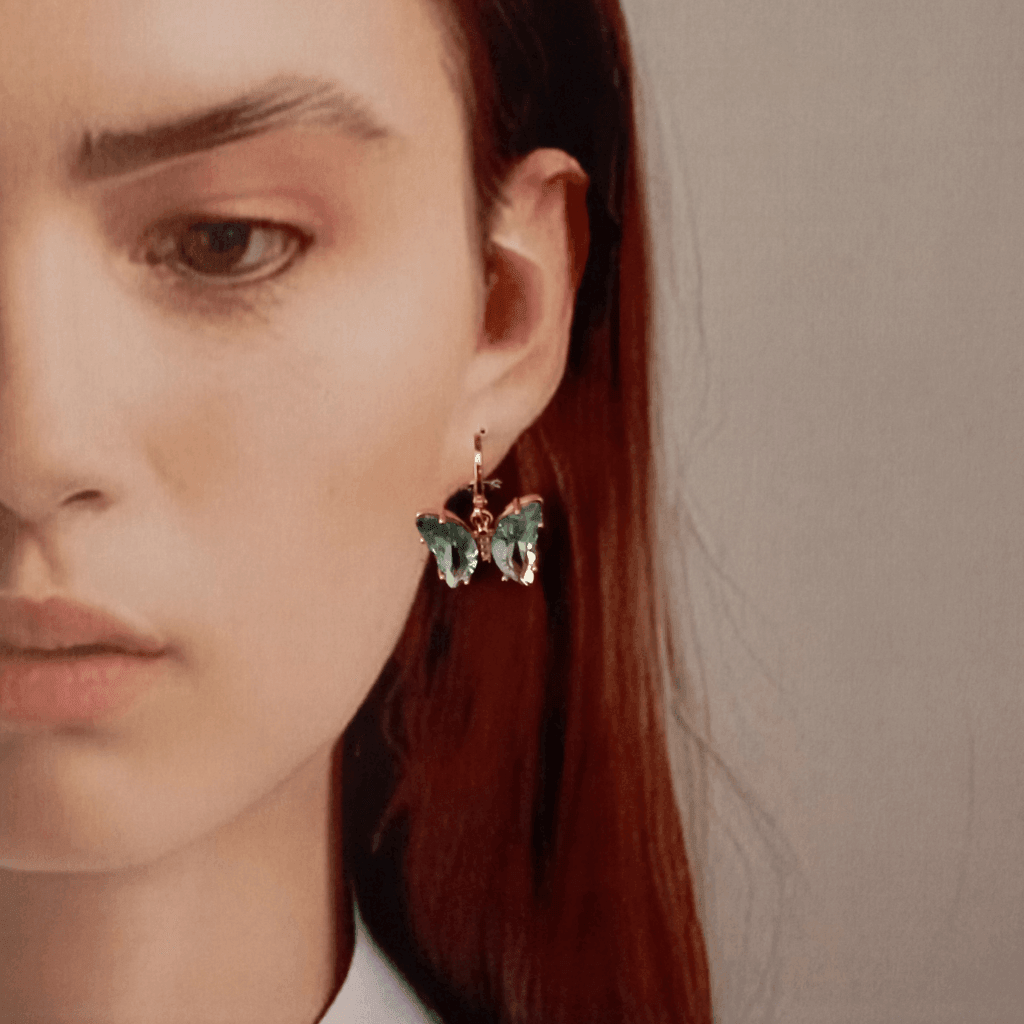 Descubre la elegancia y exclusividad de los Pendientes Mariposa Cristal Azul. Hechos con cristales azul claro, estos pendientes te harán destacar con su estilo sofisticado. Agrega un toque de luz y color a tus atuendos con estos elegantes pendientes de mariposa.
