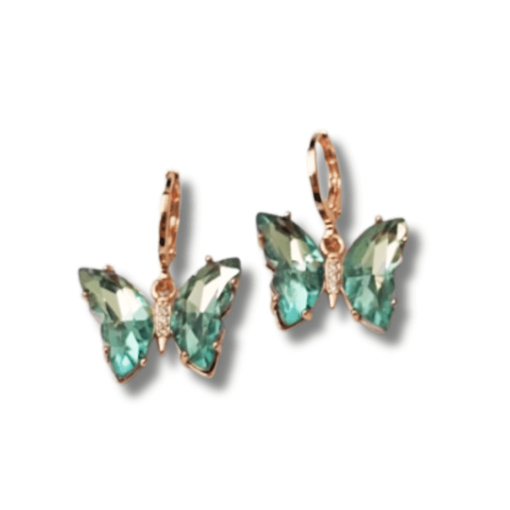 Descubre la elegancia y exclusividad de los Pendientes Mariposa Cristal Azul. Hechos con cristales azul claro, estos pendientes te harán destacar con su estilo sofisticado. Agrega un toque de luz y color a tus atuendos con estos elegantes pendientes de mariposa.