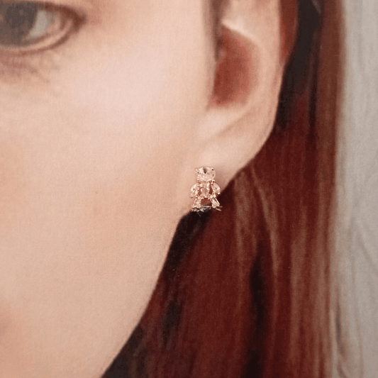 Estos pendientes de ositos están decorados con cristal circonita blanco. Son una manera elegante de incorporar un toque de diversión y delicadeza a cualquier atuendo. Con su diseño encantador y materiales de alta calidad, estos pendientes serán una adición versátil y duradera a tu colección de joyas.