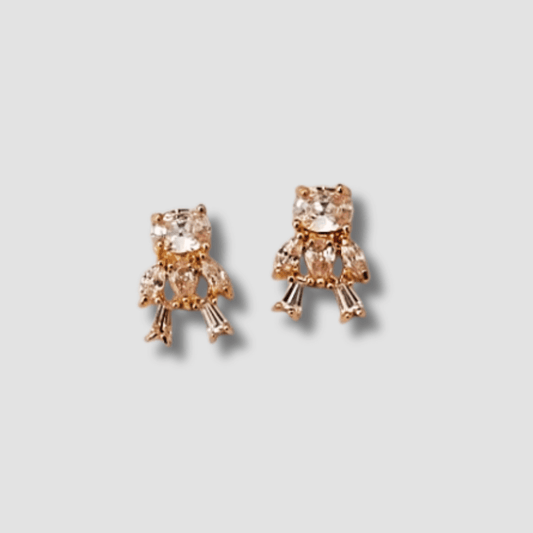 Estos pendientes de ositos están decorados con cristal circonita blanco. Son una manera elegante de incorporar un toque de diversión y delicadeza a cualquier atuendo. Con su diseño encantador y materiales de alta calidad, estos pendientes serán una adición versátil y duradera a tu colección de joyas.