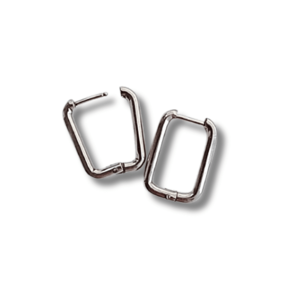Pendientes Rectangulares Acero. Estos pendientes aros rectangulares de acero en color plateado son el accesorio perfecto para darle un toque de audacia y estilo a tus conjuntos. ¡Haz una declaración de moda con estos pendientes atrevidos!