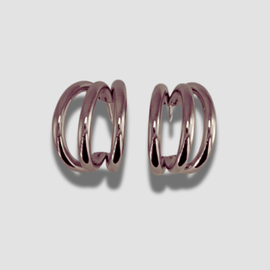 Tres aros en un solo. Los pendientes triple aro son perfectos para un look casual con un toque sofisticado. ¡Tripleta tu estilo con los Pendientes Triple aro! Hazte con ellos.
