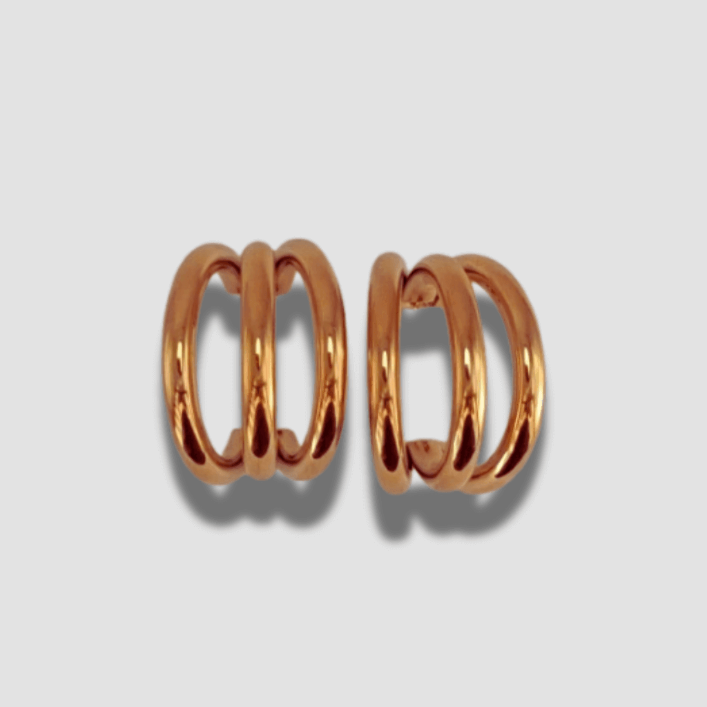 Añade estos pendientes Triple aro acero oro a tu colección de accesorios. Con sus tres aros en uno, bañado en oro 14k y antialérgicos, darán a tus looks más casuales un toque sofisticado.