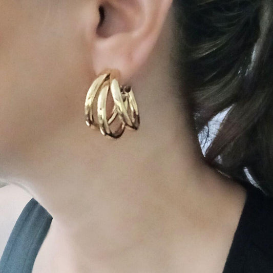 Añade estos pendientes Triple aro acero oro a tu colección de accesorios. Con sus tres aros en uno, bañado en oro 14k y antialérgicos, darán a tus looks más casuales un toque sofisticado.