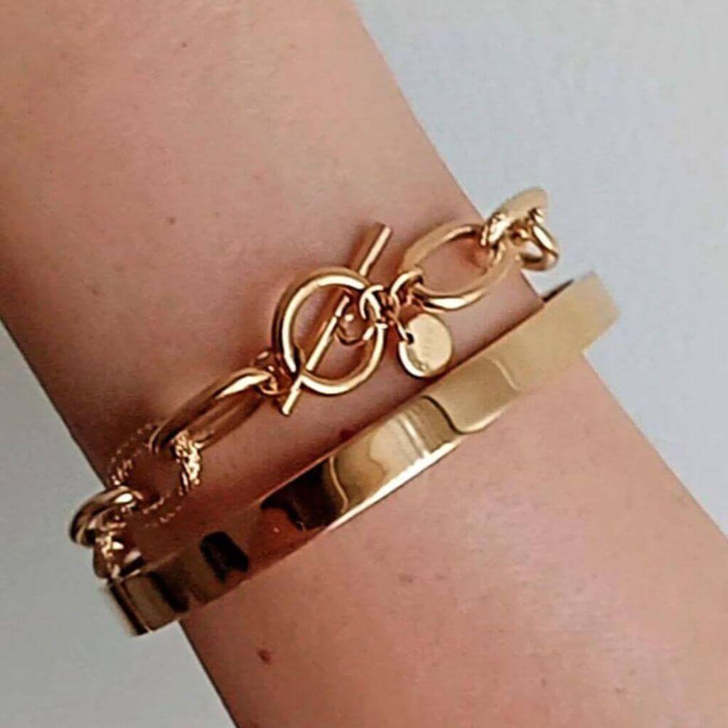 El Brazalete Plane Acero Oro es el claro ejemplo de básico de joyería perfecto para cualquier look. Un clásico que se puede llevar siempre. Añade un toque de lujo y distinción a tu estilo con este brazalete exclusivo.