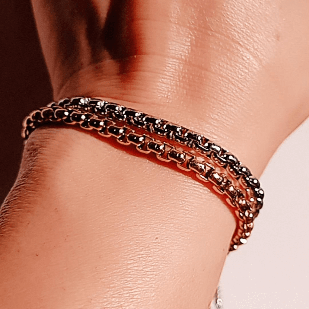 Disfruta del lujo duradero con la Pulsera Inca de hhedderich. Fabricada en acero inoxidable de alta calidad, esta pulsera de cordón grueso dorado no solo es resistente al desgaste, sino también antialérgica y libre de níquel, evitando cualquier tipo de irritación. Añade un toque distinguido a tu atuendo con esta pieza única.