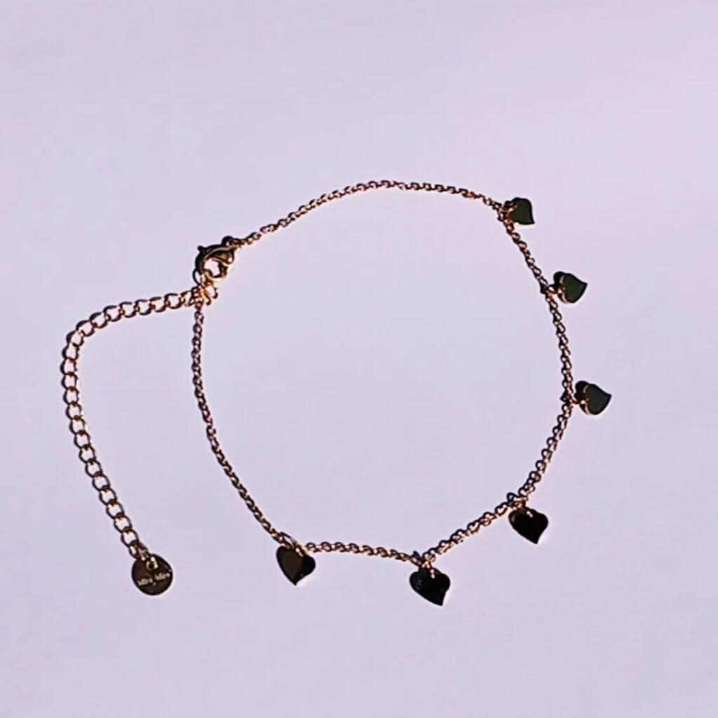 Embellece tus outfits veraniegos con la tobillera Mini Heart Acero Baño Oro. Esta elegante tobillera waterproof de cadena fina, de acero, con mini colgantes en forma de corazón es perfecta para acentuar tu estilo. Llévala siempre contigo y luce sofisticada y exclusiva.