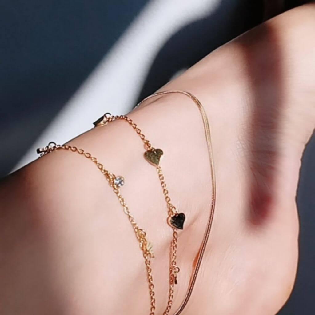 Embellece tus outfits veraniegos con la tobillera Mini Heart Acero Baño Oro. Esta elegante tobillera waterproof de cadena fina, de acero, con mini colgantes en forma de corazón es perfecta para acentuar tu estilo. Llévala siempre contigo y luce sofisticada y exclusiva.