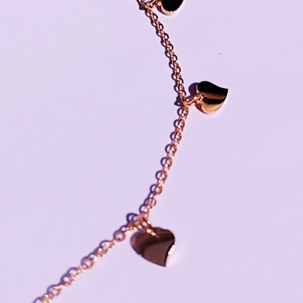 Embellece tus outfits veraniegos con la tobillera Mini Heart Acero Baño Oro. Esta elegante tobillera waterproof de cadena fina, de acero, con mini colgantes en forma de corazón es perfecta para acentuar tu estilo. Llévala siempre contigo y luce sofisticada y exclusiva.