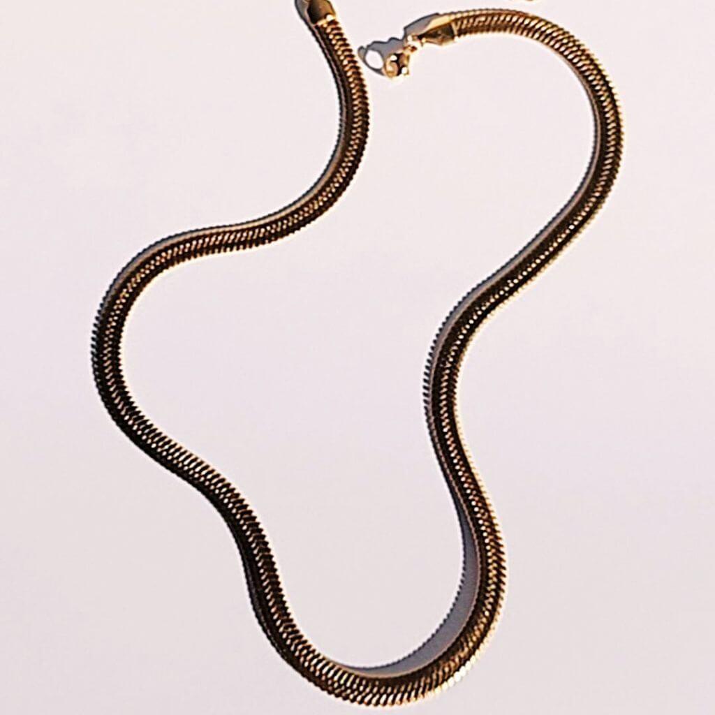 La Tobillera Mini shine Acero Baño Oro hecha con la cadena de serpiente super trendy es increíblemente elegante. Es perfecta para tus looks de veranos diurnos y nocturnos.