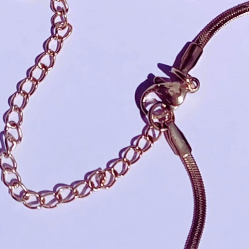 La Tobillera Mini shine Acero Baño Oro hecha con la cadena de serpiente super trendy es increíblemente elegante. Es perfecta para tus looks de veranos diurnos y nocturnos.