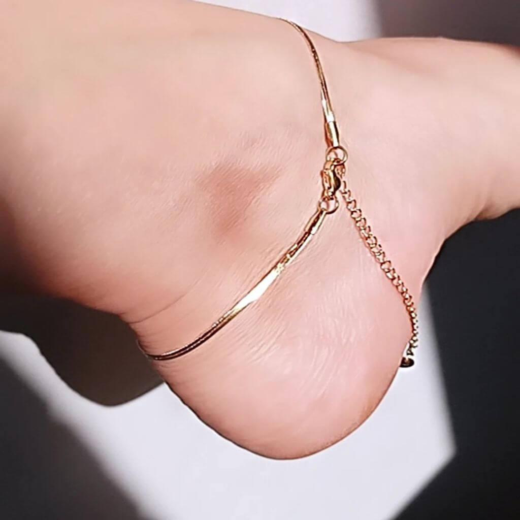 La Tobillera Mini shine Acero Baño Oro hecha con la cadena de serpiente super trendy es increíblemente elegante. Es perfecta para tus looks de veranos diurnos y nocturnos.