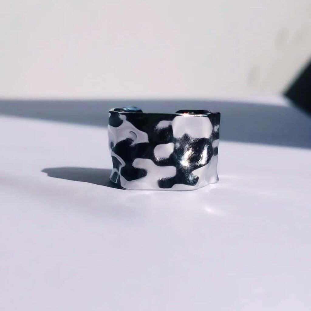 ¡Atrévete a añadir un toque de elegancia y sofisticación a tu atuendo con nuestro Anillo Textura Abierto Plateado! Fabricado en acero inoxidable, su textura y hermoso tono plateado te hará destacar en cualquier ocasión.